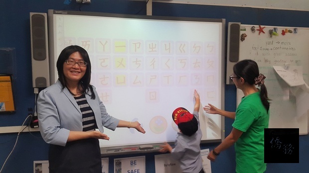 注音符號教學，吳春芳 (左)、老師吳艾瑾(右)。