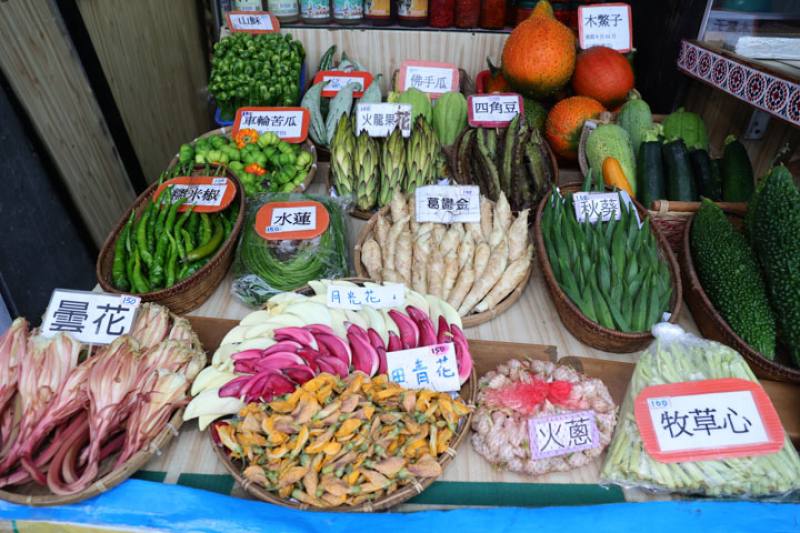 東大門觀光夜市的原住民一條街，現點現吃野菜料理，為讓消費者一目瞭然，還附上中文菜名。