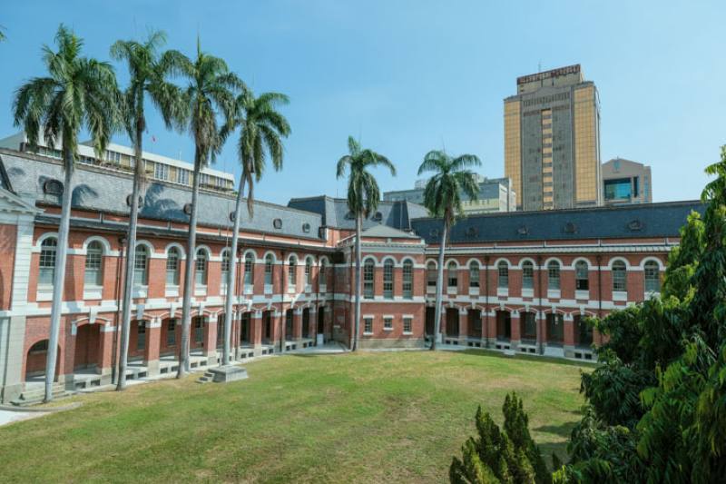 經過多年的修復，台中州廳再現往日風華，遊客可預約參觀，感受建築的宏偉壯麗。