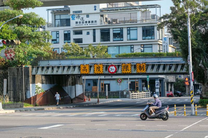 民生路上的第二火車路空，不單是座鐵橋，也是當地人的生活風景。