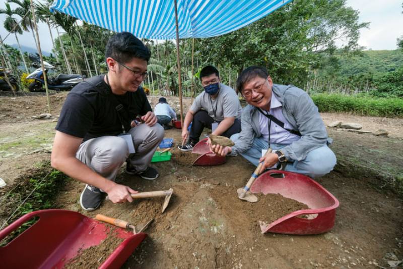 民眾經過指導後，在文化層進行挖掘。