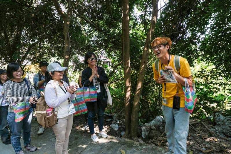 由部落青年Apyang帶領民眾走往遺址，象徵著部落族人對遺址內涵的認同與歷史文化的傳承。