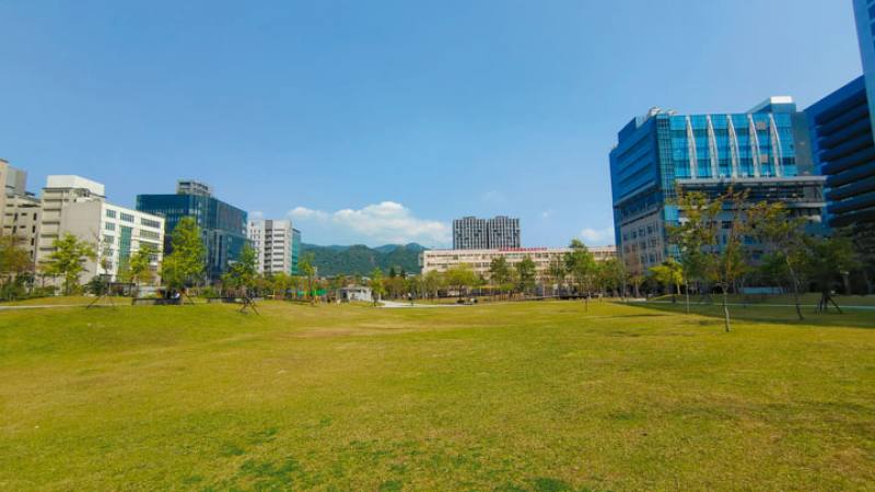 從水泥鋪面轉身成為都會綠地的大港墘公園，地底下還藏著大面積的蓄水囊，可保水滯洪，實踐韌性的概念。