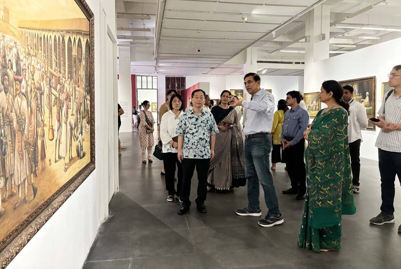 駐印度代表葛葆萱（藍色花衣者）15日受邀赴印度當代藝術博物館，參觀印度民族英雄希瓦吉生平事蹟油畫展，由印度藝術家兼收藏家高爾引領及解說。