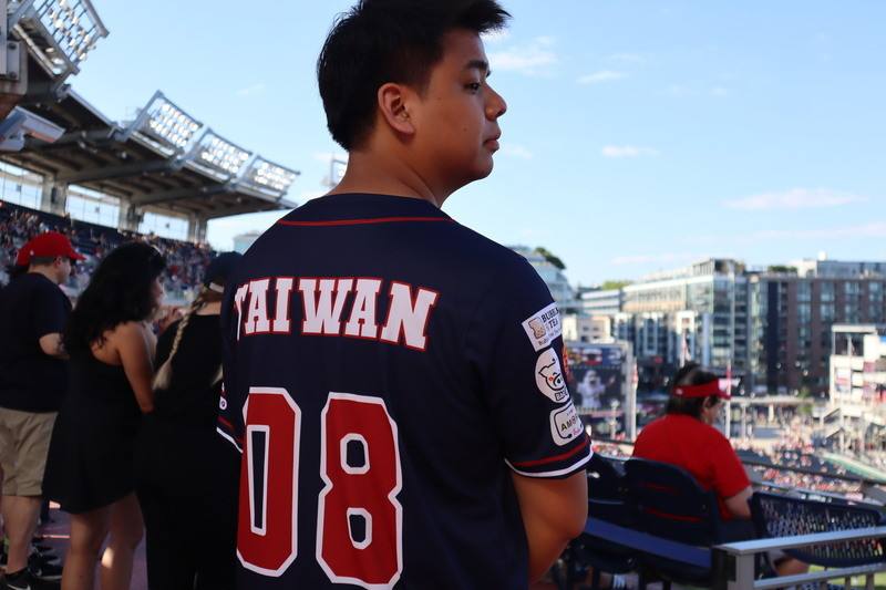 台灣日試辦活動的推手是曾在華盛頓國民隊打工的侯立宸，他所設計諧音「恁爸」的「08」號球衣，受到歡迎。