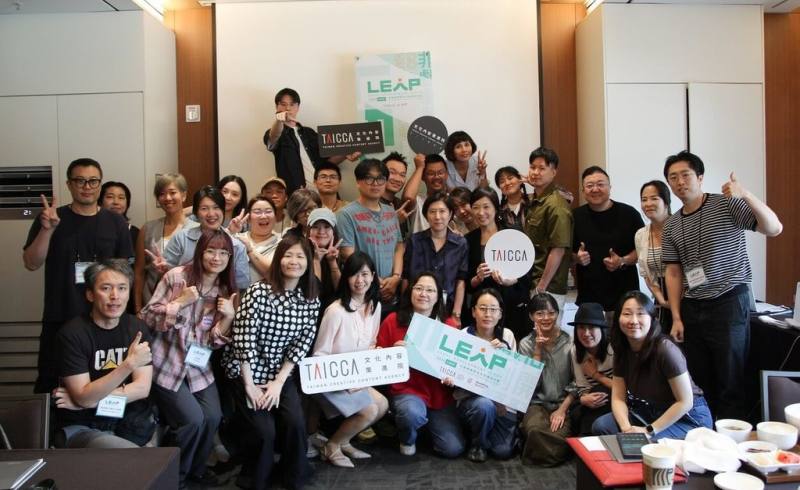 「2024 LEAP非戲劇類節目共同開發計畫」日前在韓國首爾進行第2階段課程，接下來將以線上方式指導，持續推進節目內容開發。圖為韓綜製作人擔任導師與台灣學員合影。（文策院提供）