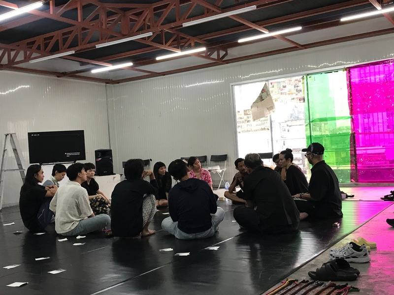 台北表演藝術中心亞當計畫的藝術家實驗室今年首度跨足海外來到曼谷。圖為參與活動的藝術家26日在進行工作坊。