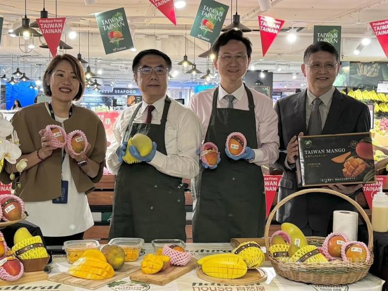 台南市長黃偉哲（左2）28日到新加坡超市出席「臺灣臺南芒果上架記者會」，推廣愛文、金煌、西施等品項芒果，駐新加坡代表童振源（右2）等人出席。