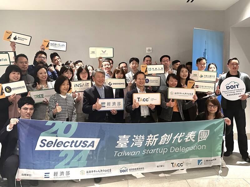 經濟部長郭智輝（前排左3）27日在矽谷鼓勵台灣年輕新創業者積極創新，期望通過每年的「選擇美國」投資高峰會活動，激發更多創意，把握AI時代先機，讓台灣在全球科技領域繼續發光。