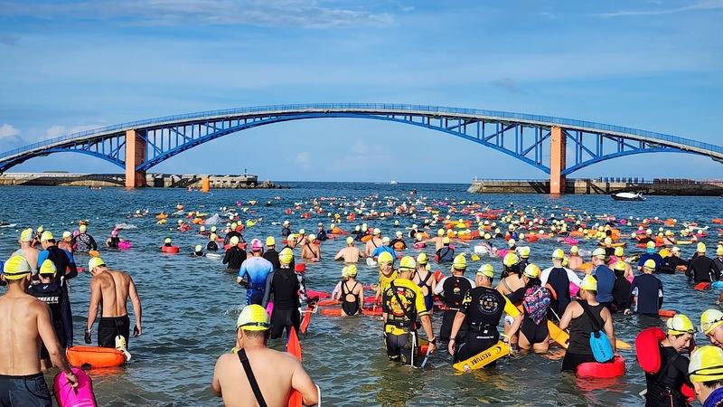 「2024泳渡澎湖灣」活動30日登場，來自國內外的游泳好手下水挑戰，同場競技