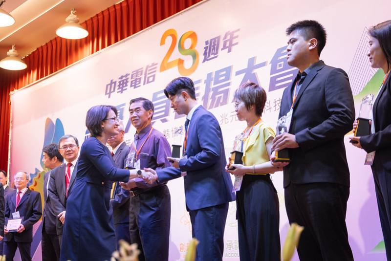蕭美琴副總統1日上午出席「中華電信28週年績優人員表揚大會」