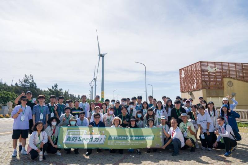 學員參訪風電設置現場並由臺中港環境教育中心解說風電結構及原理