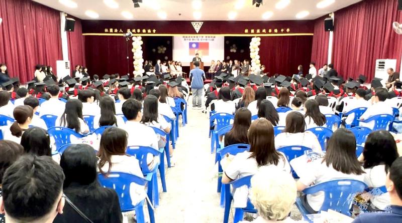 畢業生與家長在漢中大禮堂出席畢業典禮