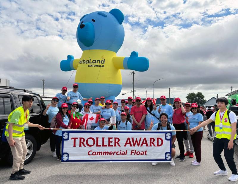 台裔企業家楊秀偉和員工參加加拿大列治文國慶大遊行活動，其創辦的禾寶藍公司一舉獲得花車遊行企業組冠軍。