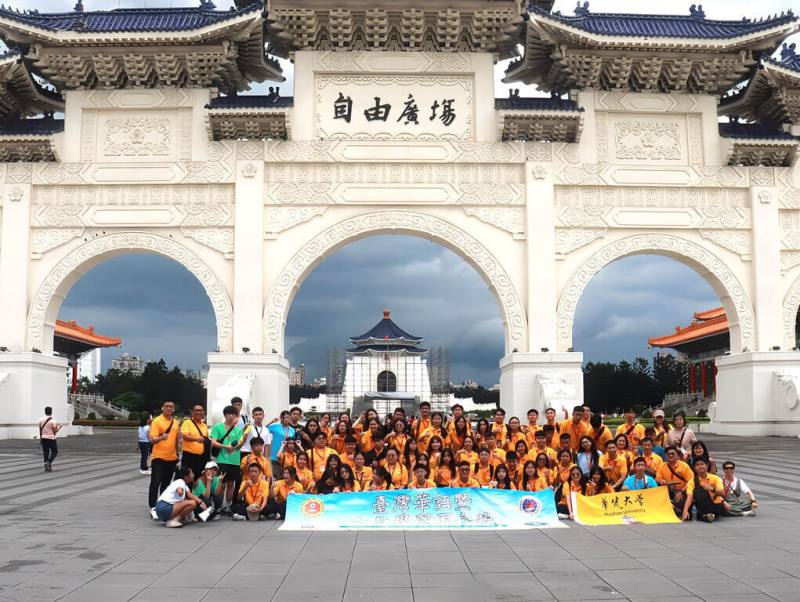 華梵大學日前舉辦台灣華語暨文化學習夏令營，印尼棉蘭菩提學校60多名高中生來台參與，營隊安排文化參訪，帶高中生體驗台灣的風土民情。（華梵提供）