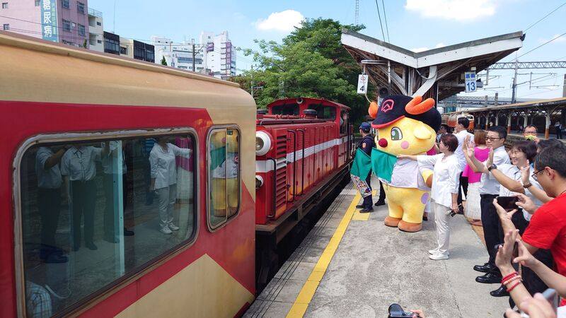 阿里山林業鐵路6日全線通車，再現百年風華，上午從嘉義發車開往阿里山的首班定期列車滿載85名乘客，林鐵吉祥物鐵鹿站長特別現身歡送，並贈送小禮物給搭車民眾。