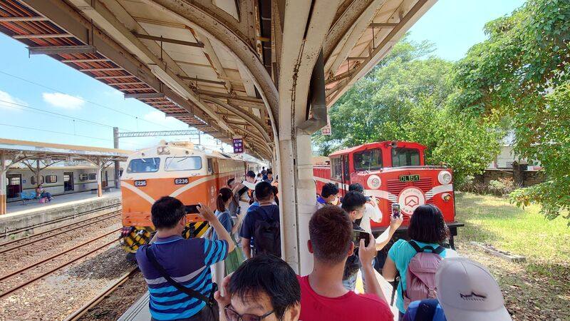 睽違15年，阿里山林業鐵路6日全線通車，滿載85名乘客的首班定期列車上午從嘉義車站發車開往阿里山。