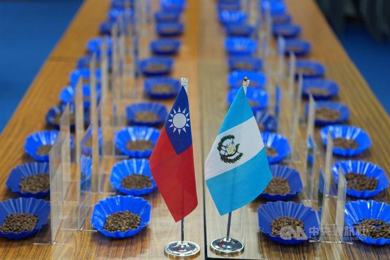 Samples of coffee beans from Guatemala are displayed at a Taipei event on Monday. CNA photo July 8, 2024