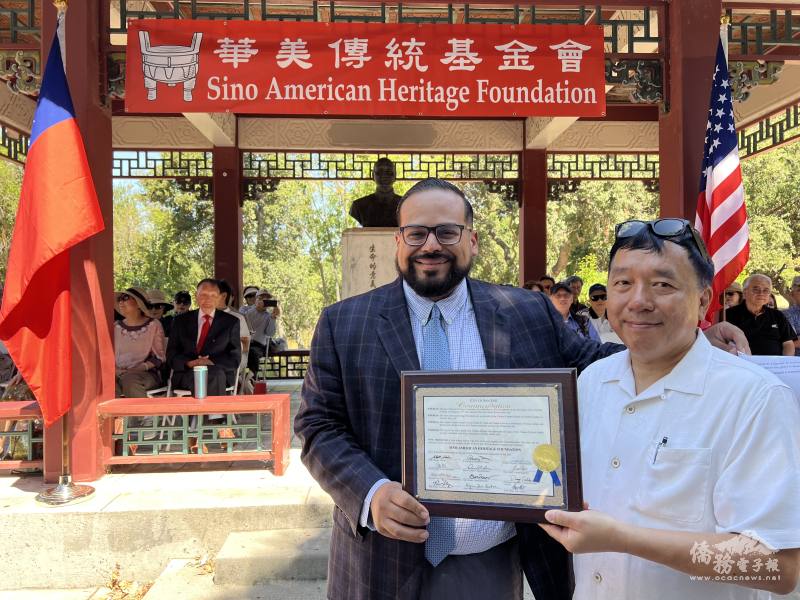 San Jose 市議員Peter Ortiz (左)贈賀狀給華美傳統基金會會長林大銳(右)