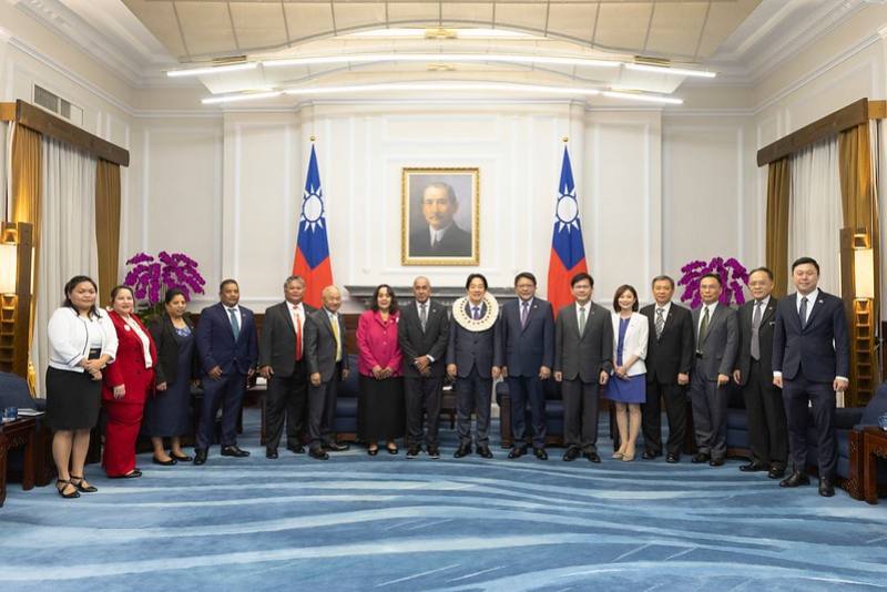 President Lai poses for a group photo with a delegation led by Speaker of the Nitijela of the Republic of the Marshall Islands Brenson Wase.