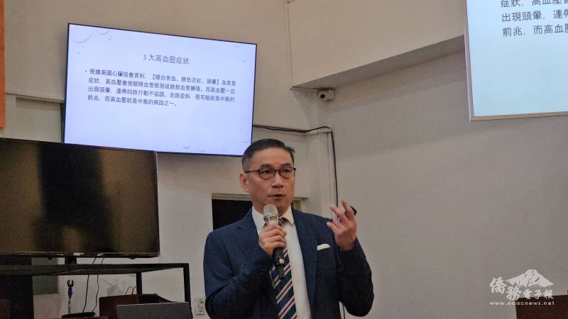 阿根廷僑界資深內科醫師朱永吉分享醫療講座，向僑胞說明「內科疾病預防須知