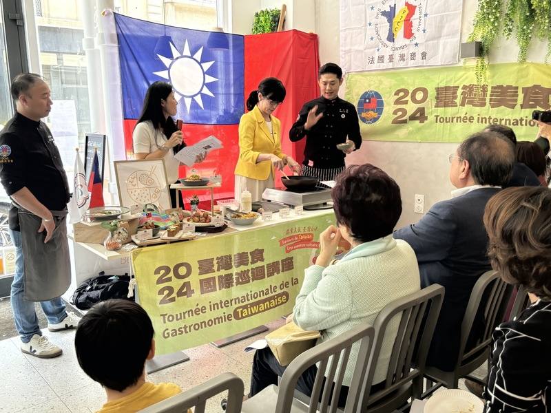 芭達桑原住民主題餐廳行政主廚張克勤（右），以及亞都麗緻飯店天香樓餐廳主廚路凱源在8日美食講座上（左）示範，駐法代表郝培芝也小試身手