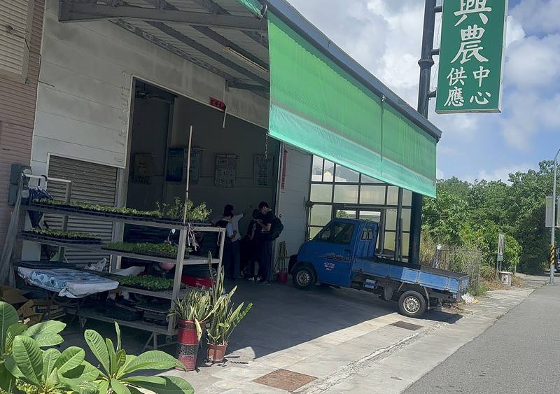 台東疑食物中毒案，初步在小米粽食餘檢體中檢出劇毒農藥有機磷劑托福松；農藥行表示，托福松很臭，使用時就會聞到，誤食機會似乎不高，農民買來主要防蛇。