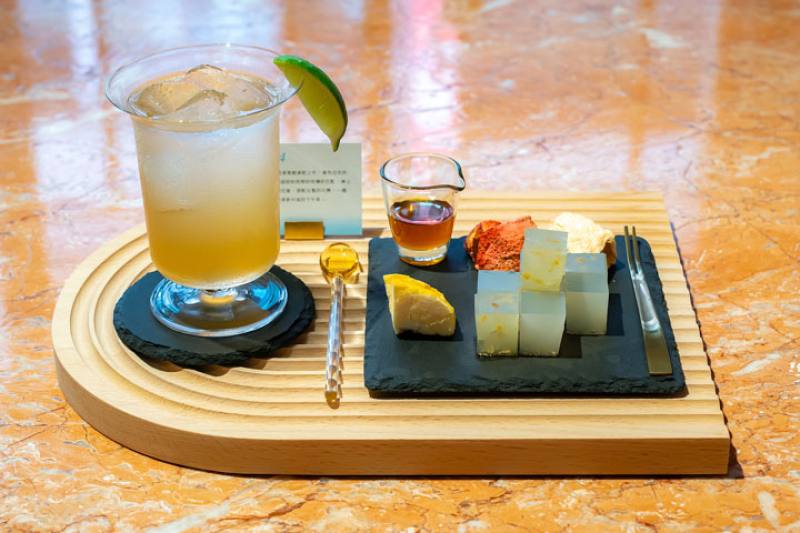 The afternoon teas offered at Or House allude to the building’s architectural features. The photo shows kingyoku kan, an agar-based confection whose shape resonates with the floor tiles. It is served with tung-flower honey and a luminous soft drink made i