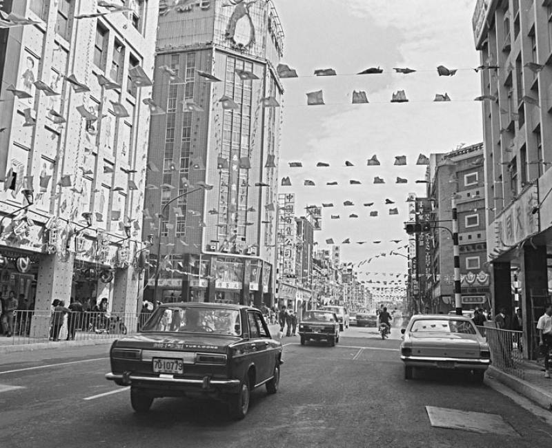 Even after the Japanese colonial era ended, the Kikumoto building continued to be used as a department store. This photo from 1971 shows Kikumoto’s successor, Nanyang Department Store, on the left. (MOFA file photo)​​