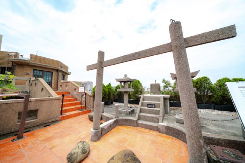 Hayashi was built during Japanese colonial rule. On its roof is a Shinto shrine that dates from the same period—a rare sight in Taiwan. ​​