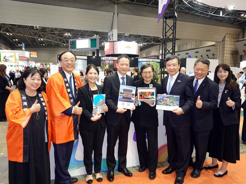 日本最大旅遊展Tourism EXPO Japan 2024（TEJ）在東京開幕，台灣館舉辦開幕式後，交通部觀光署署長周永暉（左2）、駐日代表李逸洋（右3）、台灣觀光協會會長簡余晏（右1）及榮譽會長、圓山飯店董事長葉菊蘭（右4）為業者加油打氣