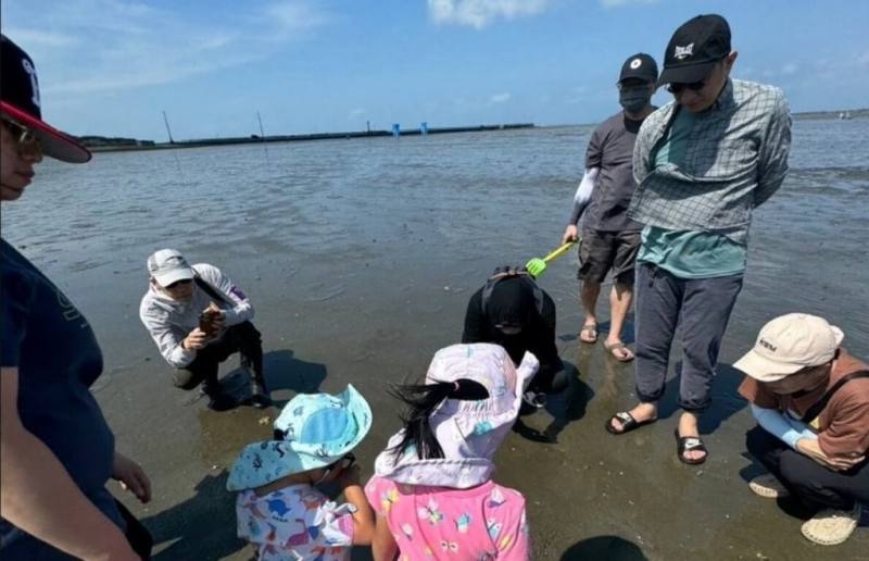 清華大學環境與文化資源學系發起生態調查和掃除外來種活動，師生28日前往香山濕地清除外來種菟絲子、大花咸豐草等植物，協助維護濕地環境與生態。（清華大學環境與文化資源學系提供）