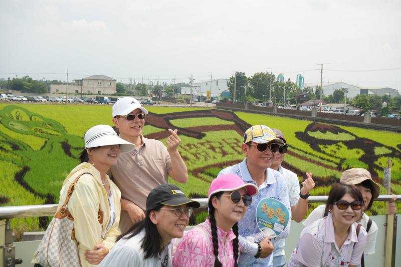 屏東南州鄉配合今年迎王平安祭典，打造王船主題彩繪稻田，28日、29日在南州運動公園搭配辦理市集等活動，28日一早就有遊客前往彩繪稻田拍照