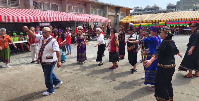 澎湖縣原住民聯合豐年祭28日在馬公東文原住民部落廣場舉行，活動有傳統的聯合祭儀，還有來自各縣市的原住民表演阿美古調歌舞、大會舞，一同載歌載舞慶豐年