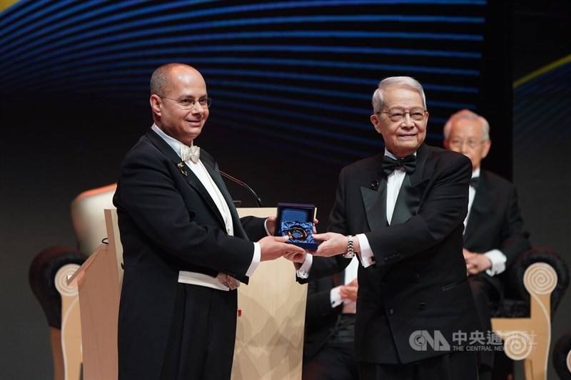 Research chemist Omar M. Yaghi (left) receives his Tang Prize from Academia Sinica's Liu Chao-han (right), chair of the Tang Prize Selection Committee for Sustainable Development, at the Tang Prize ceremony on Friday.