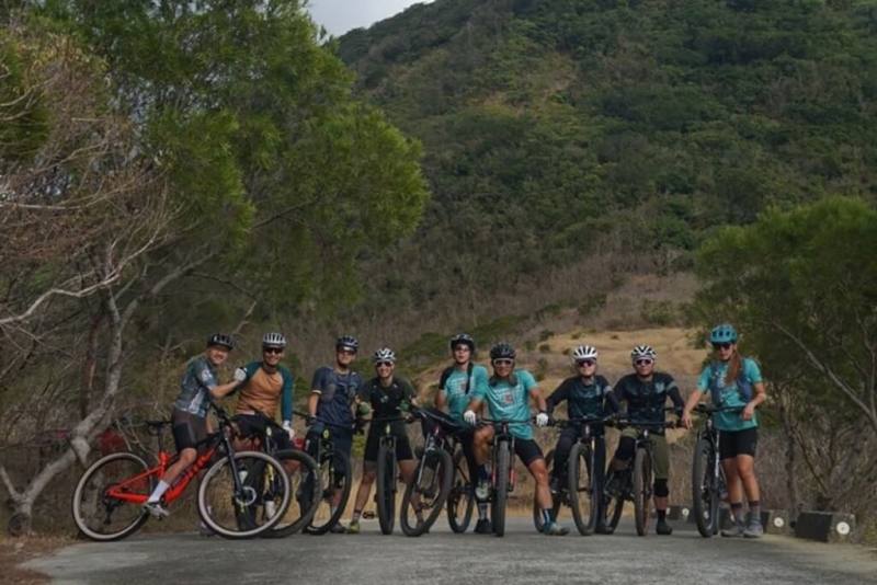 知名越野單車教練林忠義（中）榮獲2023年屏東青年社會創新競賽遊程設計冠軍，將越野單車騎乘結合旅創基地品牌，推出結合單車、輕食優質遊程，歡迎全台愛好探索與運動的冒險家一同感受恆春半島之美。（屏東縣政府勞動暨青年發展處提供）