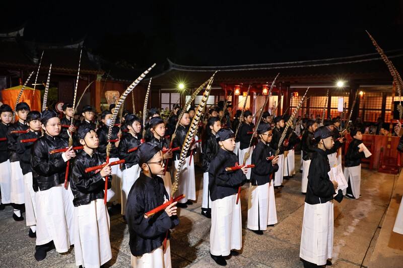 全台首學台南孔廟28日祭孔，忠義國小學生在大成殿跳著六佾舞，場面肅穆，也為年度祭孔大典揭開序幕