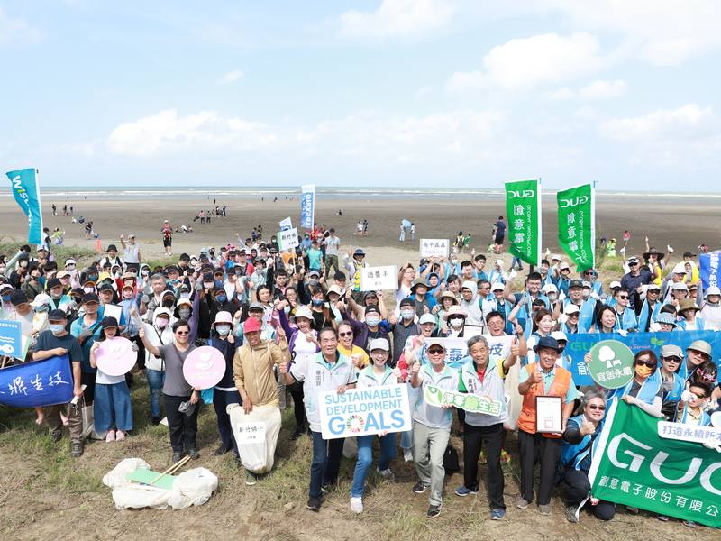 新竹市政府28日在幸福沙灣舉辦淨灘活動，串連桃園、新竹及苗栗等縣市、號召約2000人共襄盛舉，清出垃圾多達800公斤