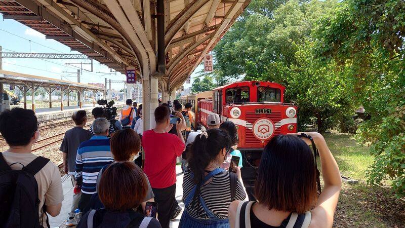 颱風山陀兒逼近，為維護行車安全，阿里山林鐵除9月30日阿里山至嘉義列車正常營運外，其餘列車預警性停駛，10月1日、2日則全部列車停駛。圖為7月林鐵全線修復通車