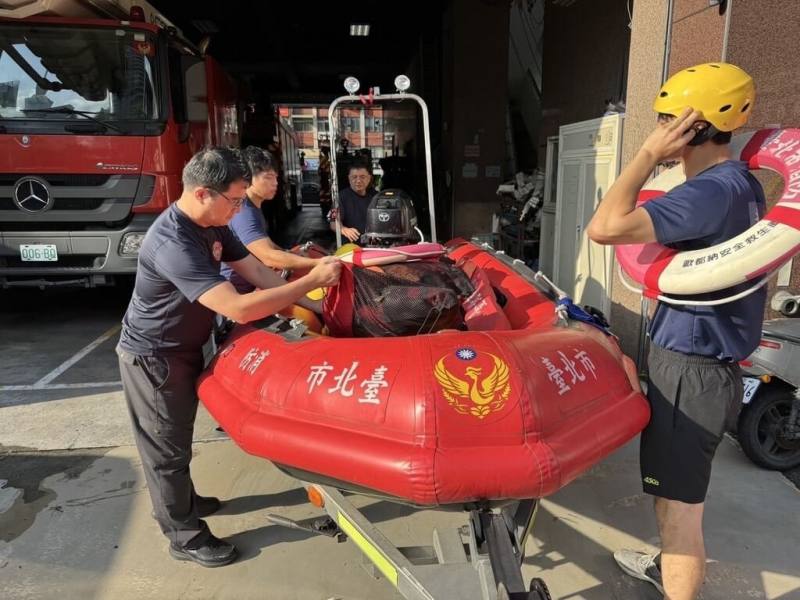 颱風山陀兒增強為中度颱風，台北市消防局29日表示，北市災害應變中心已進行三級開設，各防救災單位也提早整備，籲請民眾留意颱風資訊，做好防颱措施。（台北市消防局提供）