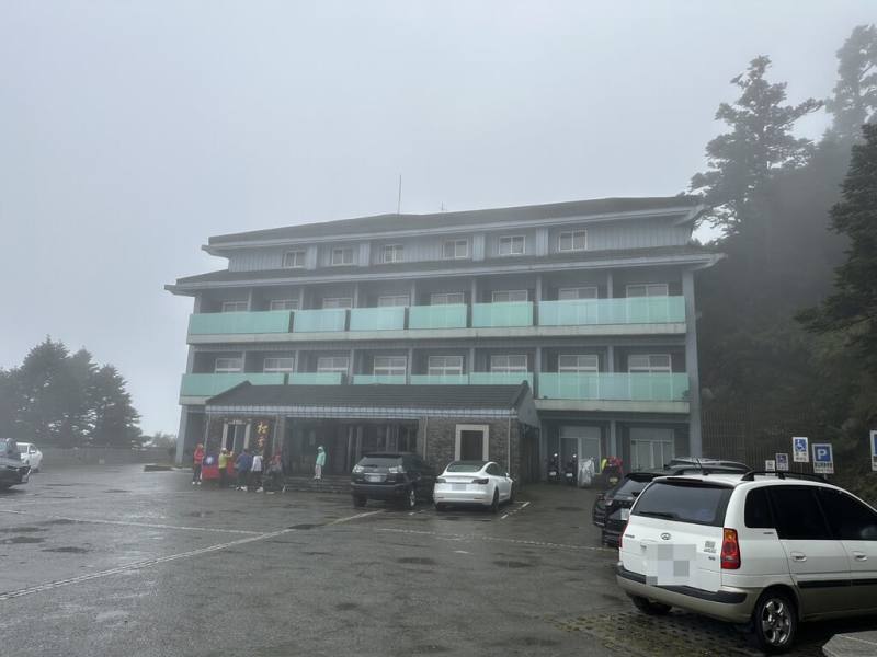 颱風山陀兒逼近，合歡山29日上午起濃霧、飄雨，農業部林業及自然保育署南投分署表示，轄管合歡山、奧萬大國家森林遊樂區將預警性休園。圖為合歡山松雪樓。（林業及自然保育署南投分署提供）