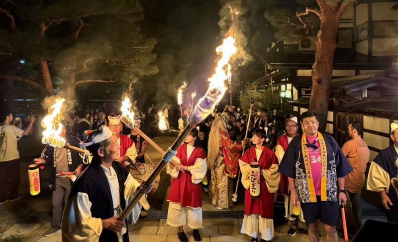 日本岐阜縣飛驒市每年9月舉辦狐狸火祭，嘉義縣新港鄉公所日前獲邀參加，提升台日友好情誼。（新港鄉公所提供）