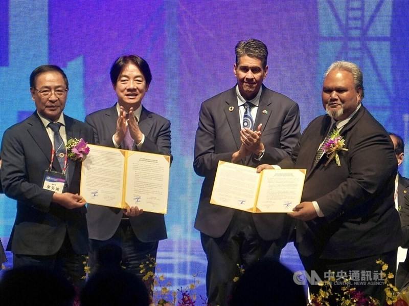 President Lai Ching-te (second left) and Palau President Surangel Whipps, Jr. (second right) bear witness to the signing of a joint declaration between the World Taiwanese Chambers of Commerce with Palau to promote tourism to Palau in Taiwan. CNA photo Se