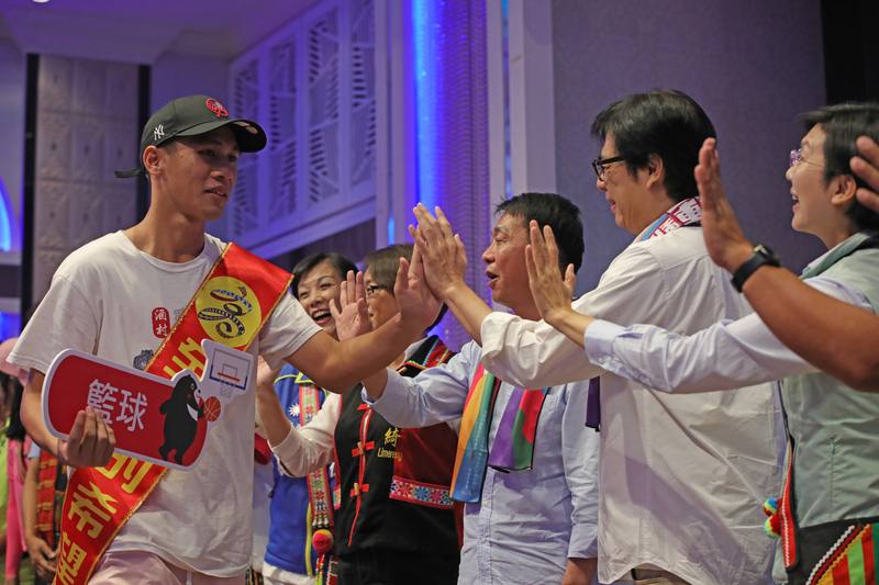 113年高雄市第2屆原住民族運動會開幕式選手之夜28日晚間舉行，高雄市長陳其邁（右2）等人到場與競賽項目代表選手們擊掌致意，現場氣氛十分熱絡