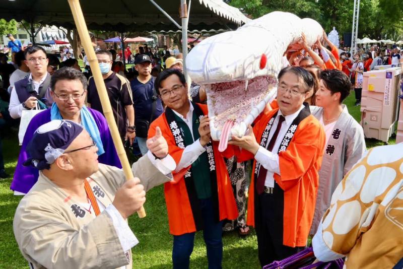 「2024總爺和風文化祭-群馬縣傳統工藝特展」29日在麻豆總爺藝文中心開幕，台南市長黃偉哲（前右）參與「沼田老神溫泉大蛇遊行」。（台南市政府提供）