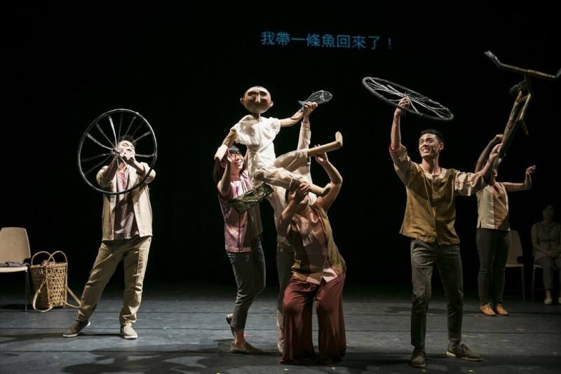 曉劇場作品「魚．貓」將於10月在高雄衛武營演出，「魚」描述出身山上貧窮家庭的祖孫，孫子返鄉帶回祖父囑咐、山上取之不易的魚，卻意外在途中摔落壓扁，故事中的魚象徵自尊、希望，更牽引著親情，反映小人物生活面對挫折與困境的勇氣。（衛武營國家藝術文化中心提供）