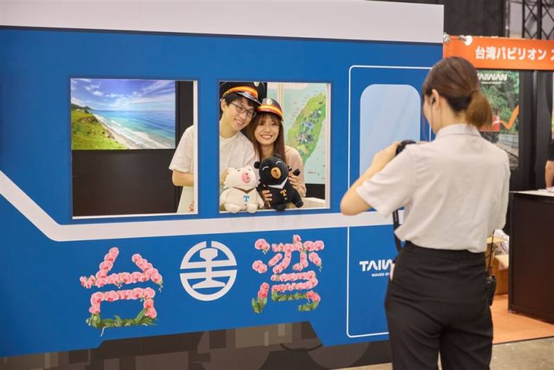 日本最大旅遊展Tourism EXPO Japan 2024（TEJ）29日落幕，台灣館獲旅遊愛好者票選為準優勝（相當第二名）獎項，館內布置精美，台鐵車廂看板吸引民眾留影。（觀光署東京辦事處提供）