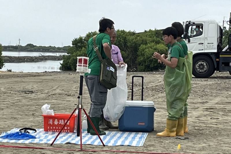 「台南地區黑面琵鷺保護區及度冬棲地巡守及環境整備共同演練」30日在七股區舉行，結合政府相關單位及保育團體強化傷鳥搜救及醫療作業。（台南市農業局提供）