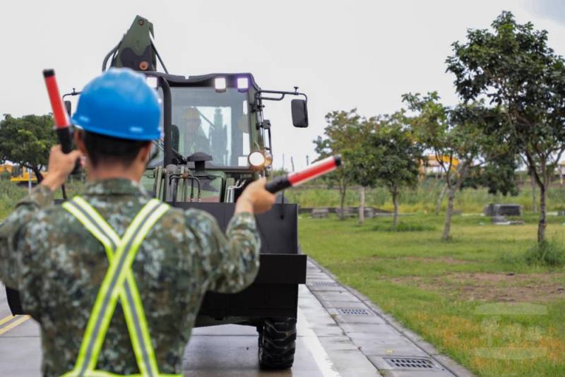 官兵進行救災機具整備。（第二作戰區提供）