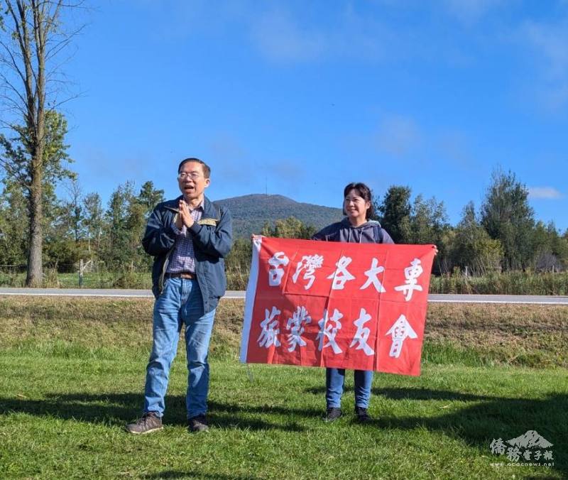 駐蒙特婁辦事處組長黃耀良〈左一〉致詞，會長林怡君〈右一〉手持校友會的掛旗